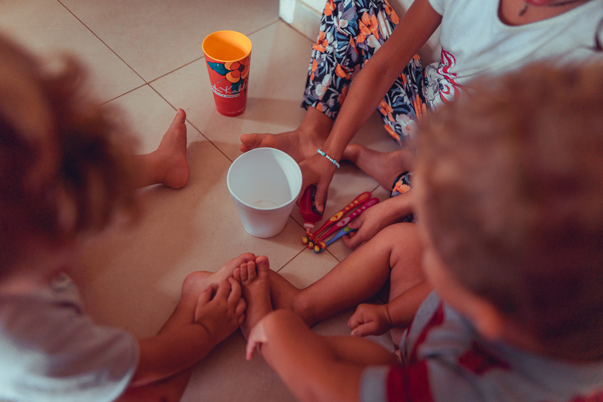 senhoritas fotografia salvador bahia ensaio documental família fotografia foto fotógrafa fotógrafas criança mãe pai filhos pequenos bebê bebês crianças casa residência quintal lazer brincadeira rotina lauro de freitas 