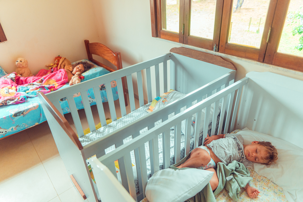senhoritas fotografia salvador bahia ensaio documental família fotografia foto fotógrafa fotógrafas criança mãe pai filhos pequenos bebê bebês crianças casa residência quintal lazer brincadeira rotina lauro de freitas 