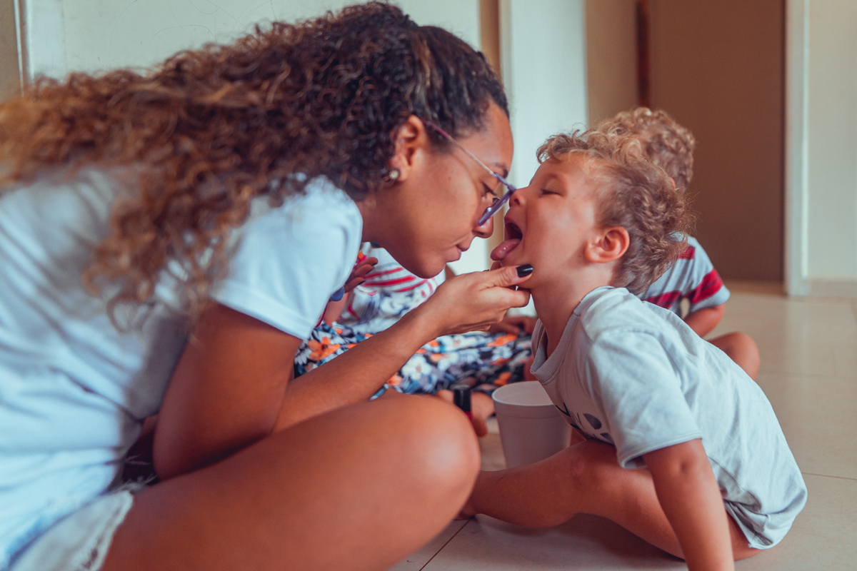 senhoritas fotografia salvador bahia ensaio documental família fotografia foto fotógrafa fotógrafas criança mãe pai filhos pequenos bebê bebês crianças casa residência quintal lazer brincadeira rotina lauro de freitas 