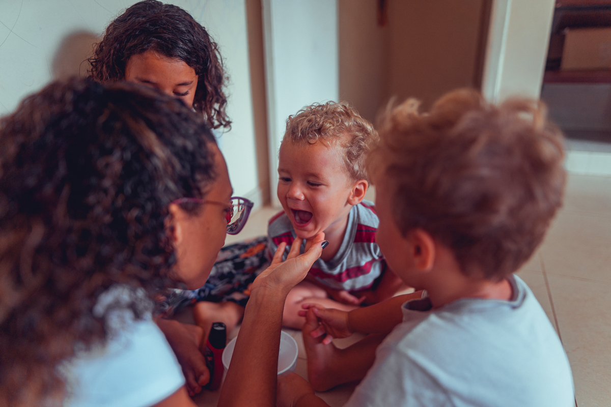 senhoritas fotografia salvador bahia ensaio documental família fotografia foto fotógrafa fotógrafas criança mãe pai filhos pequenos bebê bebês crianças casa residência quintal lazer brincadeira rotina lauro de freitas 