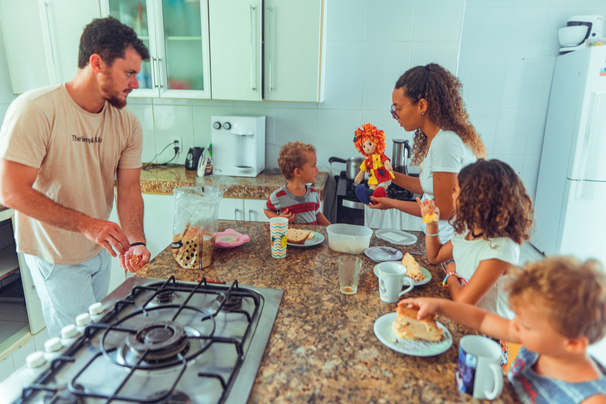 senhoritas fotografia salvador bahia ensaio documental família fotografia foto fotógrafa fotógrafas criança mãe pai filhos pequenos bebê bebês crianças casa residência quintal lazer brincadeira rotina lauro de freitas 
