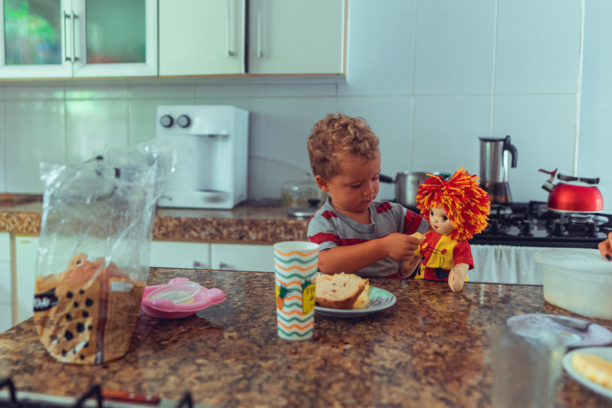 senhoritas fotografia salvador bahia ensaio documental família fotografia foto fotógrafa fotógrafas criança mãe pai filhos pequenos bebê bebês crianças casa residência quintal lazer brincadeira rotina lauro de freitas 