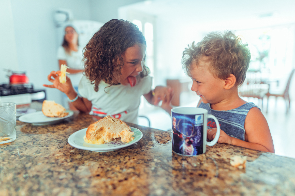 senhoritas fotografia salvador bahia ensaio documental família fotografia foto fotógrafa fotógrafas criança mãe pai filhos pequenos bebê bebês crianças casa residência quintal lazer brincadeira rotina lauro de freitas 