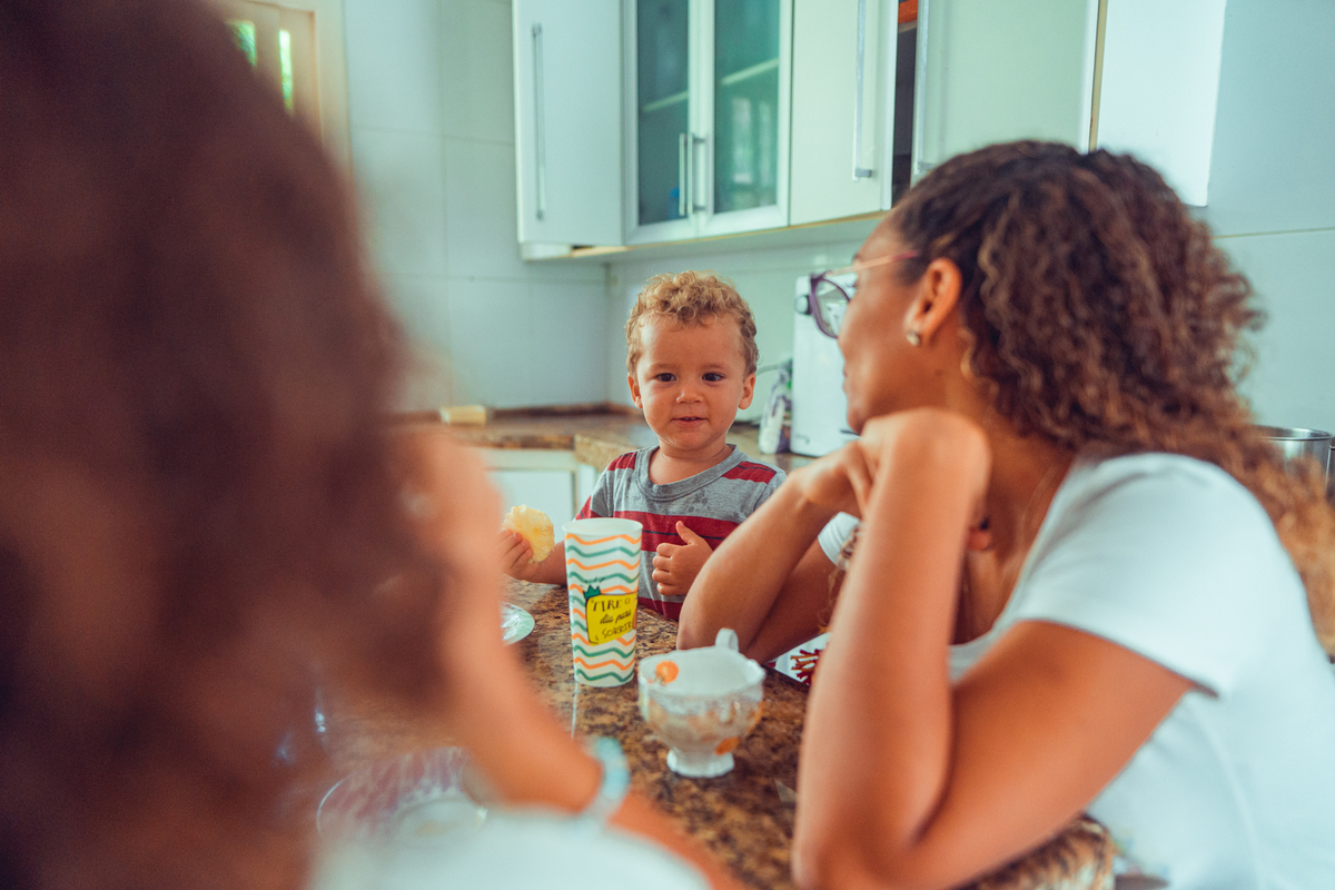 senhoritas fotografia salvador bahia ensaio documental família fotografia foto fotógrafa fotógrafas criança mãe pai filhos pequenos bebê bebês crianças casa residência quintal lazer brincadeira rotina lauro de freitas 