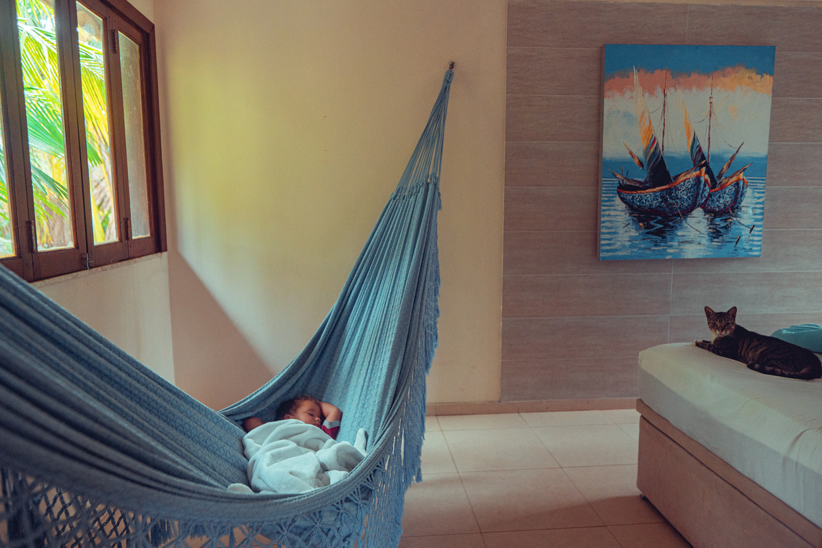 senhoritas fotografia salvador bahia ensaio documental família fotografia foto fotógrafa fotógrafas criança mãe pai filhos pequenos bebê bebês crianças casa residência quintal lazer brincadeira rotina lauro de freitas 