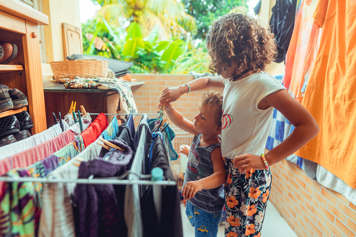 senhoritas fotografia salvador bahia ensaio documental família fotografia foto fotógrafa fotógrafas criança mãe pai filhos pequenos bebê bebês crianças casa residência quintal lazer brincadeira rotina lauro de freitas 