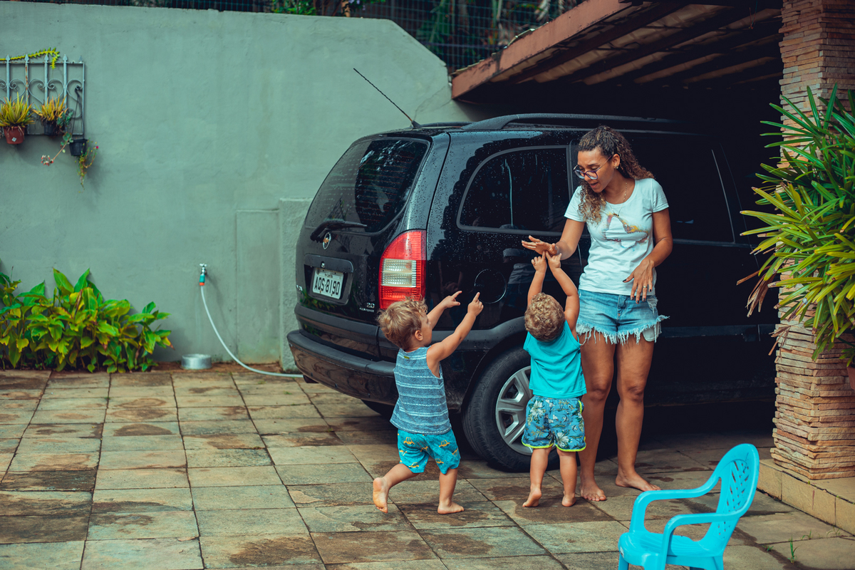 senhoritas fotografia salvador bahia ensaio documental família fotografia foto fotógrafa fotógrafas criança mãe pai filhos pequenos bebê bebês crianças casa residência quintal lazer brincadeira rotina lauro de freitas 