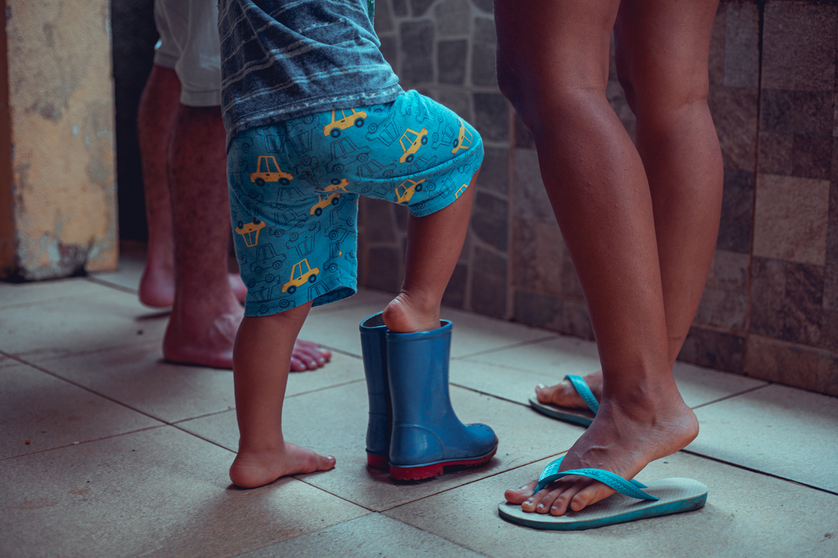 senhoritas fotografia salvador bahia ensaio documental família fotografia foto fotógrafa fotógrafas criança mãe pai filhos pequenos bebê bebês crianças casa residência quintal lazer brincadeira rotina lauro de freitas 