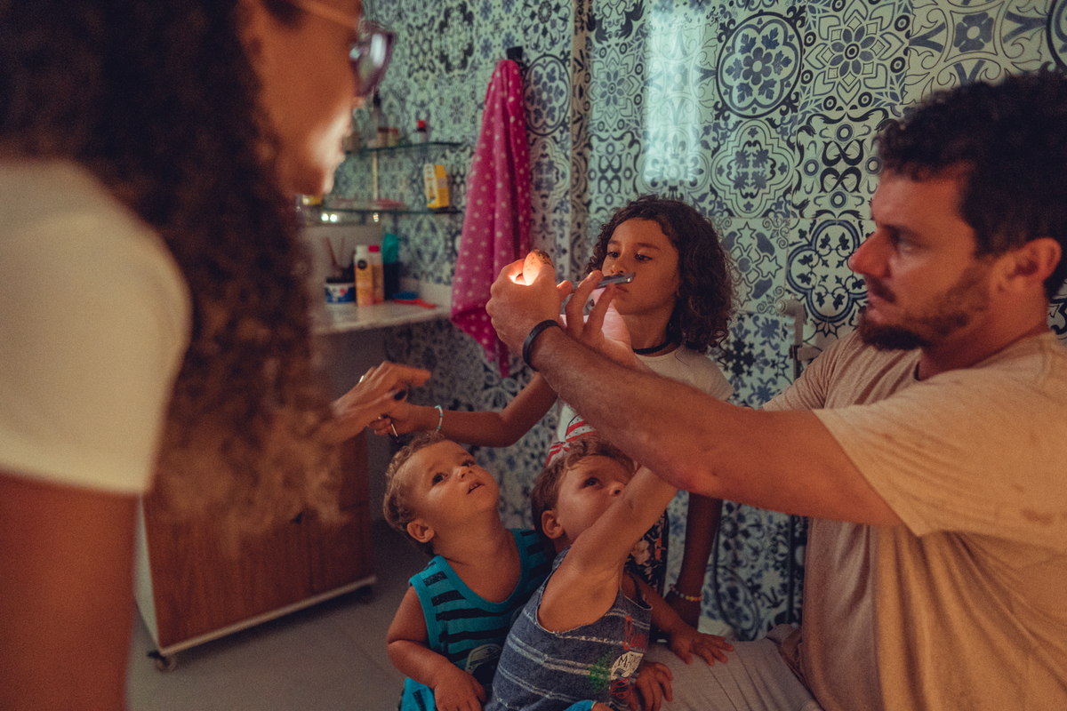 senhoritas fotografia salvador bahia ensaio documental família fotografia foto fotógrafa fotógrafas criança mãe pai filhos pequenos bebê bebês crianças casa residência quintal lazer brincadeira rotina lauro de freitas 