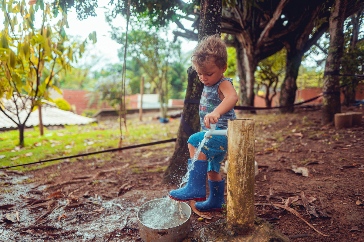 senhoritas fotografia salvador bahia ensaio documental família fotografia foto fotógrafa fotógrafas criança mãe pai filhos pequenos bebê bebês crianças casa residência quintal lazer brincadeira rotina lauro de freitas 