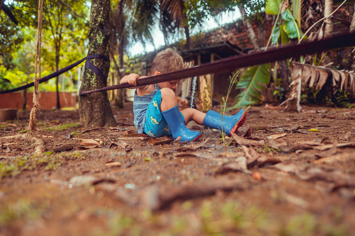 senhoritas fotografia salvador bahia ensaio documental família fotografia foto fotógrafa fotógrafas criança mãe pai filhos pequenos bebê bebês crianças casa residência quintal lazer brincadeira rotina lauro de freitas 