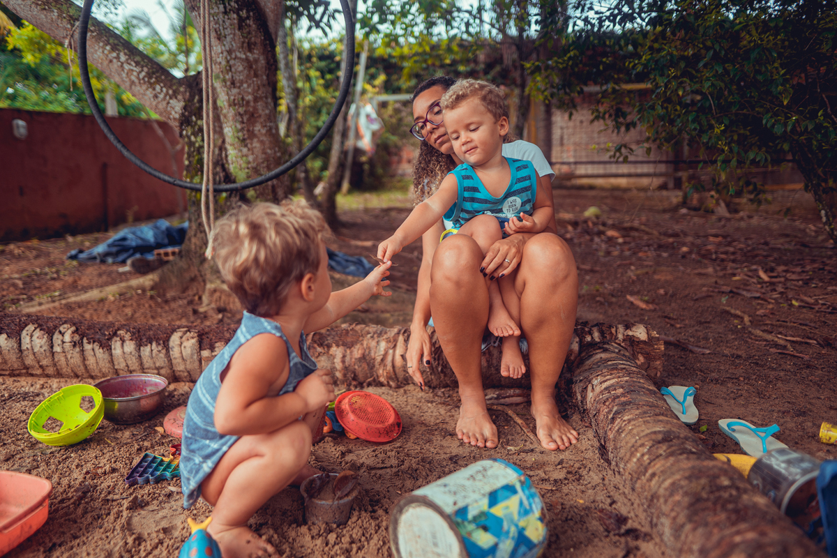 senhoritas fotografia salvador bahia ensaio documental família fotografia foto fotógrafa fotógrafas criança mãe pai filhos pequenos bebê bebês crianças casa residência quintal lazer brincadeira rotina lauro de freitas 