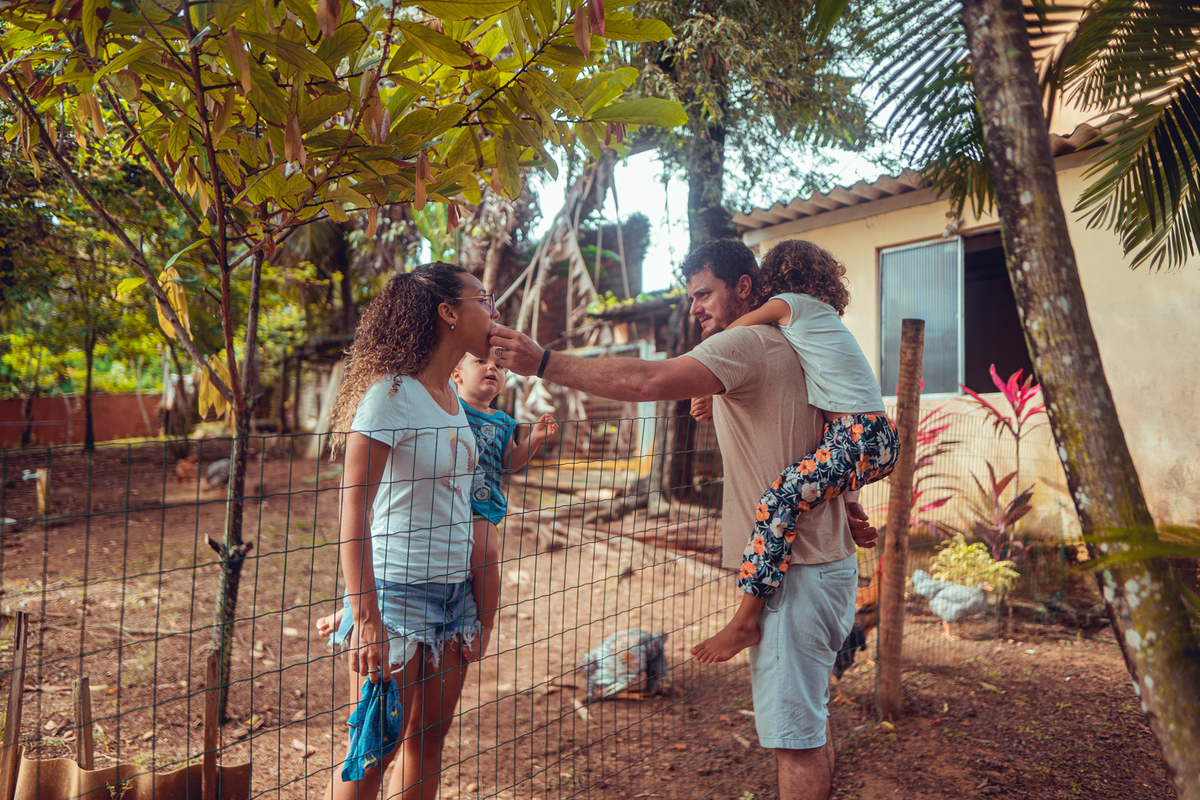 senhoritas fotografia salvador bahia ensaio documental família fotografia foto fotógrafa fotógrafas criança mãe pai filhos pequenos bebê bebês crianças casa residência quintal lazer brincadeira rotina lauro de freitas 