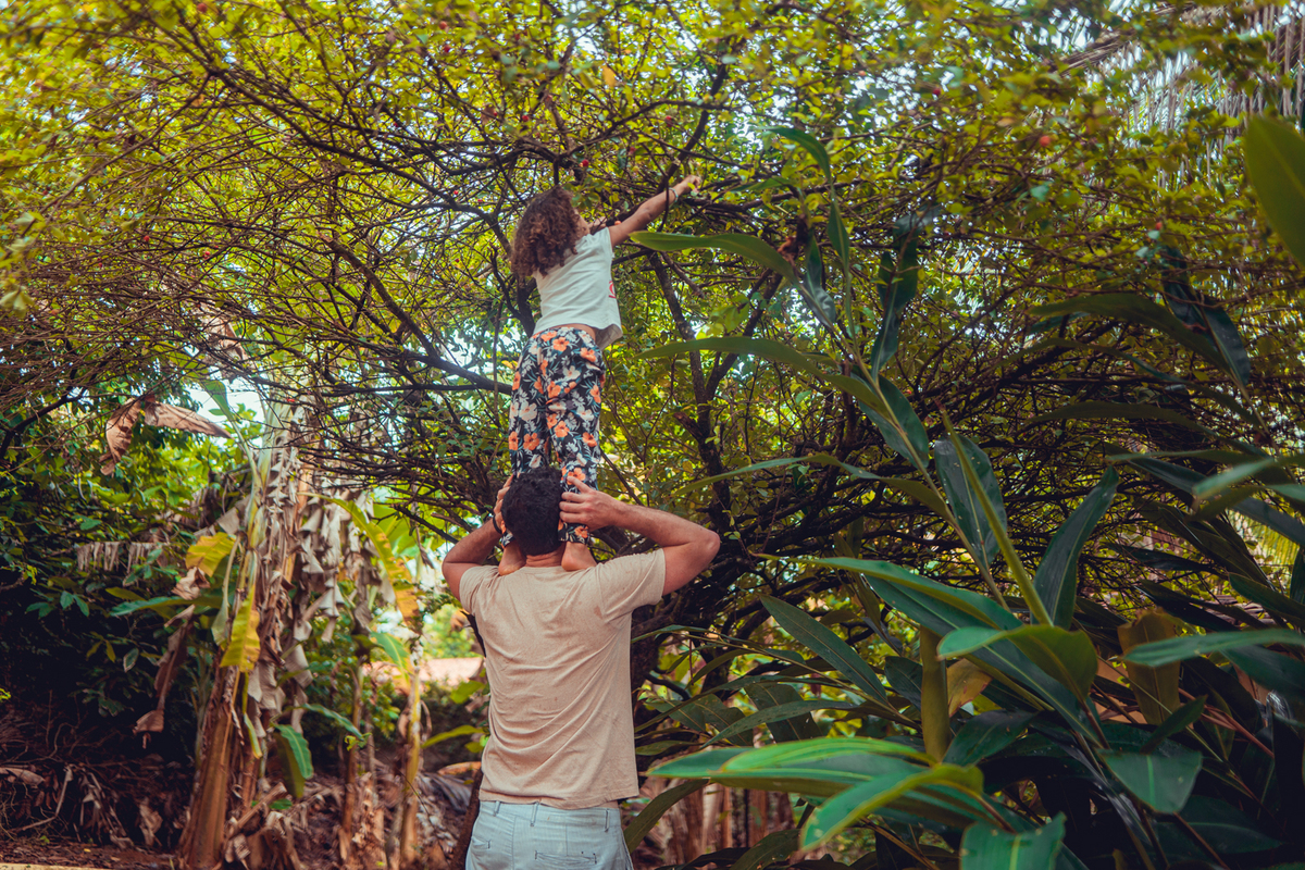 senhoritas fotografia salvador bahia ensaio documental família fotografia foto fotógrafa fotógrafas criança mãe pai filhos pequenos bebê bebês crianças casa residência quintal lazer brincadeira rotina lauro de freitas 