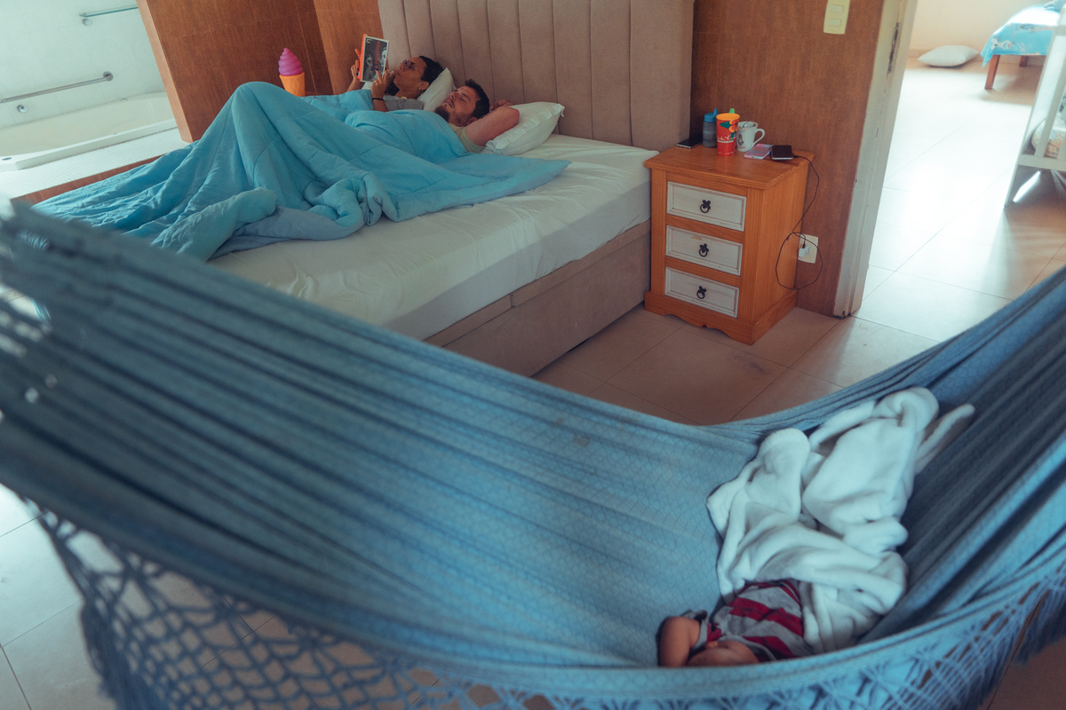 senhoritas fotografia salvador bahia ensaio documental família fotografia foto fotógrafa fotógrafas criança mãe pai filhos pequenos bebê bebês crianças casa residência quintal lazer brincadeira rotina lauro de freitas 