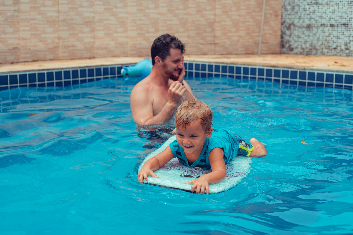 senhoritas fotografia salvador bahia ensaio documental família fotografia foto fotógrafa fotógrafas criança mãe pai filhos pequenos bebê bebês crianças casa residência quintal lazer brincadeira rotina lauro de freitas 