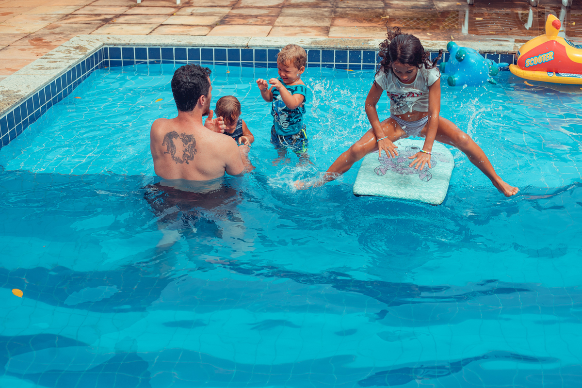senhoritas fotografia salvador bahia ensaio documental família fotografia foto fotógrafa fotógrafas criança mãe pai filhos pequenos bebê bebês crianças casa residência quintal lazer brincadeira rotina lauro de freitas 
