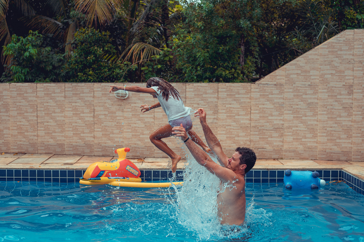 senhoritas fotografia salvador bahia ensaio documental família fotografia foto fotógrafa fotógrafas criança mãe pai filhos pequenos bebê bebês crianças casa residência quintal lazer brincadeira rotina lauro de freitas 