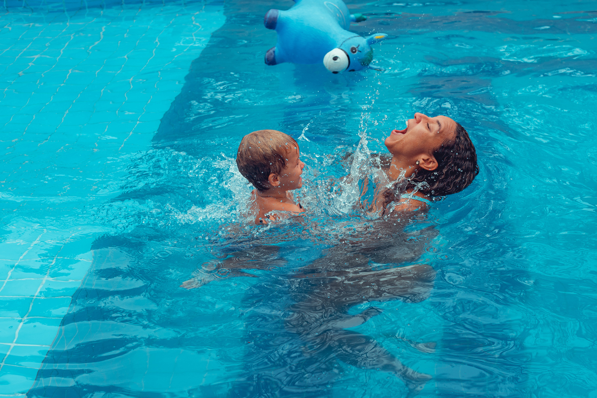 senhoritas fotografia salvador bahia ensaio documental família fotografia foto fotógrafa fotógrafas criança mãe pai filhos pequenos bebê bebês crianças casa residência quintal lazer brincadeira rotina lauro de freitas 