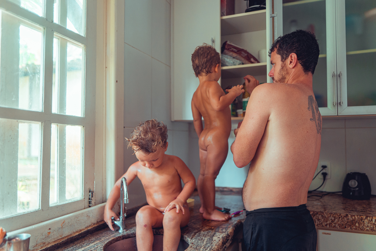 senhoritas fotografia salvador bahia ensaio documental família fotografia foto fotógrafa fotógrafas criança mãe pai filhos pequenos bebê bebês crianças casa residência quintal lazer brincadeira rotina lauro de freitas 