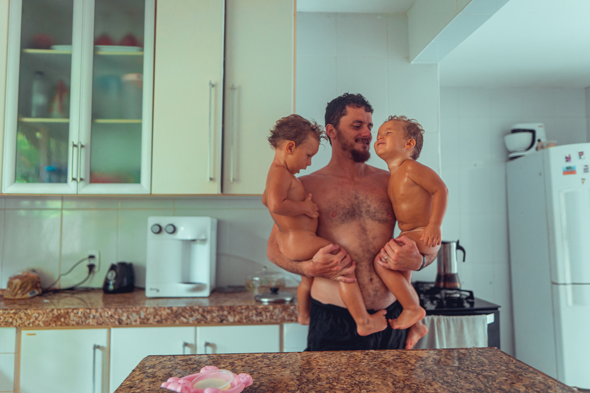 senhoritas fotografia salvador bahia ensaio documental família fotografia foto fotógrafa fotógrafas criança mãe pai filhos pequenos bebê bebês crianças casa residência quintal lazer brincadeira rotina lauro de freitas 