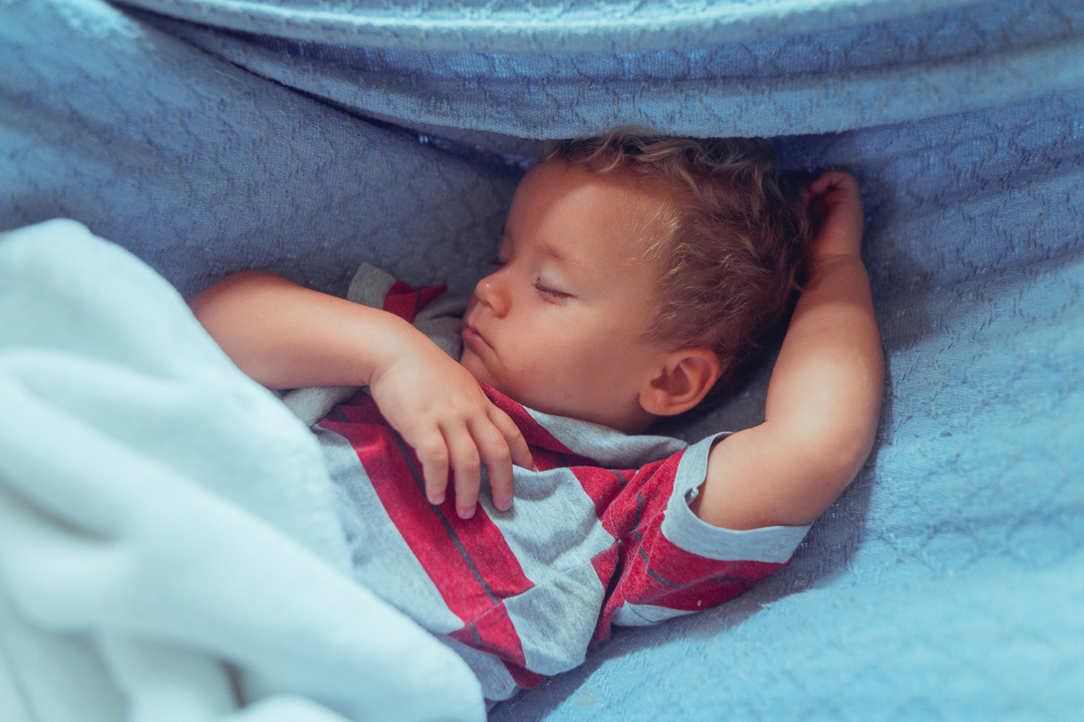senhoritas fotografia salvador bahia ensaio documental família fotografia foto fotógrafa fotógrafas criança mãe pai filhos pequenos bebê bebês crianças casa residência quintal lazer brincadeira rotina lauro de freitas 