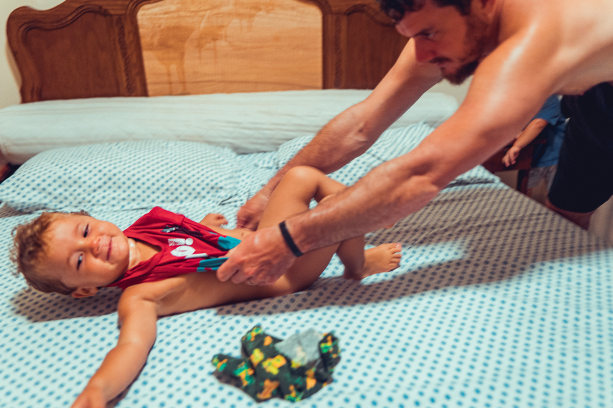 senhoritas fotografia salvador bahia ensaio documental família fotografia foto fotógrafa fotógrafas criança mãe pai filhos pequenos bebê bebês crianças casa residência quintal lazer brincadeira rotina lauro de freitas 
