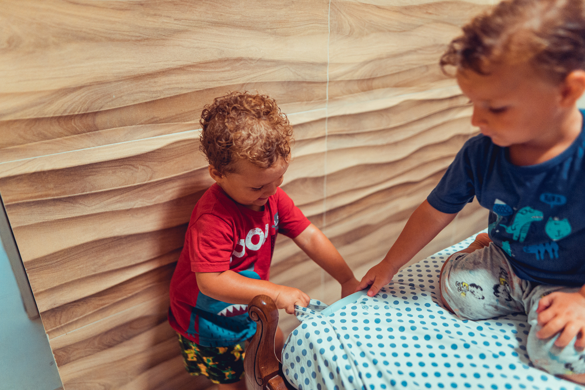 senhoritas fotografia salvador bahia ensaio documental família fotografia foto fotógrafa fotógrafas criança mãe pai filhos pequenos bebê bebês crianças casa residência quintal lazer brincadeira rotina lauro de freitas 