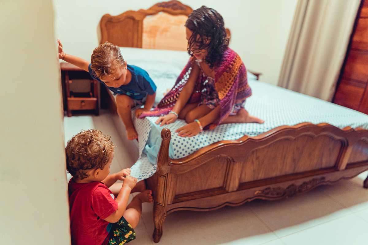 senhoritas fotografia salvador bahia ensaio documental família fotografia foto fotógrafa fotógrafas criança mãe pai filhos pequenos bebê bebês crianças casa residência quintal lazer brincadeira rotina lauro de freitas 