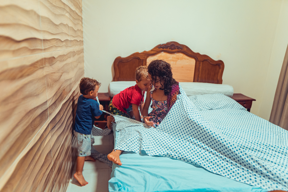 senhoritas fotografia salvador bahia ensaio documental família fotografia foto fotógrafa fotógrafas criança mãe pai filhos pequenos bebê bebês crianças casa residência quintal lazer brincadeira rotina lauro de freitas 
