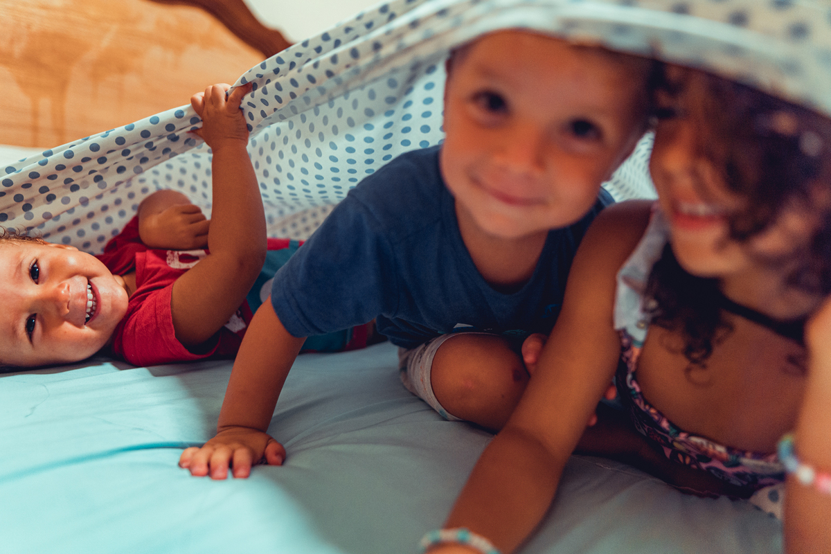senhoritas fotografia salvador bahia ensaio documental família fotografia foto fotógrafa fotógrafas criança mãe pai filhos pequenos bebê bebês crianças casa residência quintal lazer brincadeira rotina lauro de freitas 