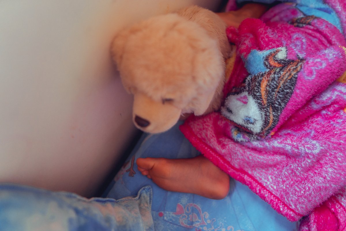 senhoritas fotografia salvador bahia ensaio documental família fotografia foto fotógrafa fotógrafas criança mãe pai filhos pequenos bebê bebês crianças casa residência quintal lazer brincadeira rotina lauro de freitas 