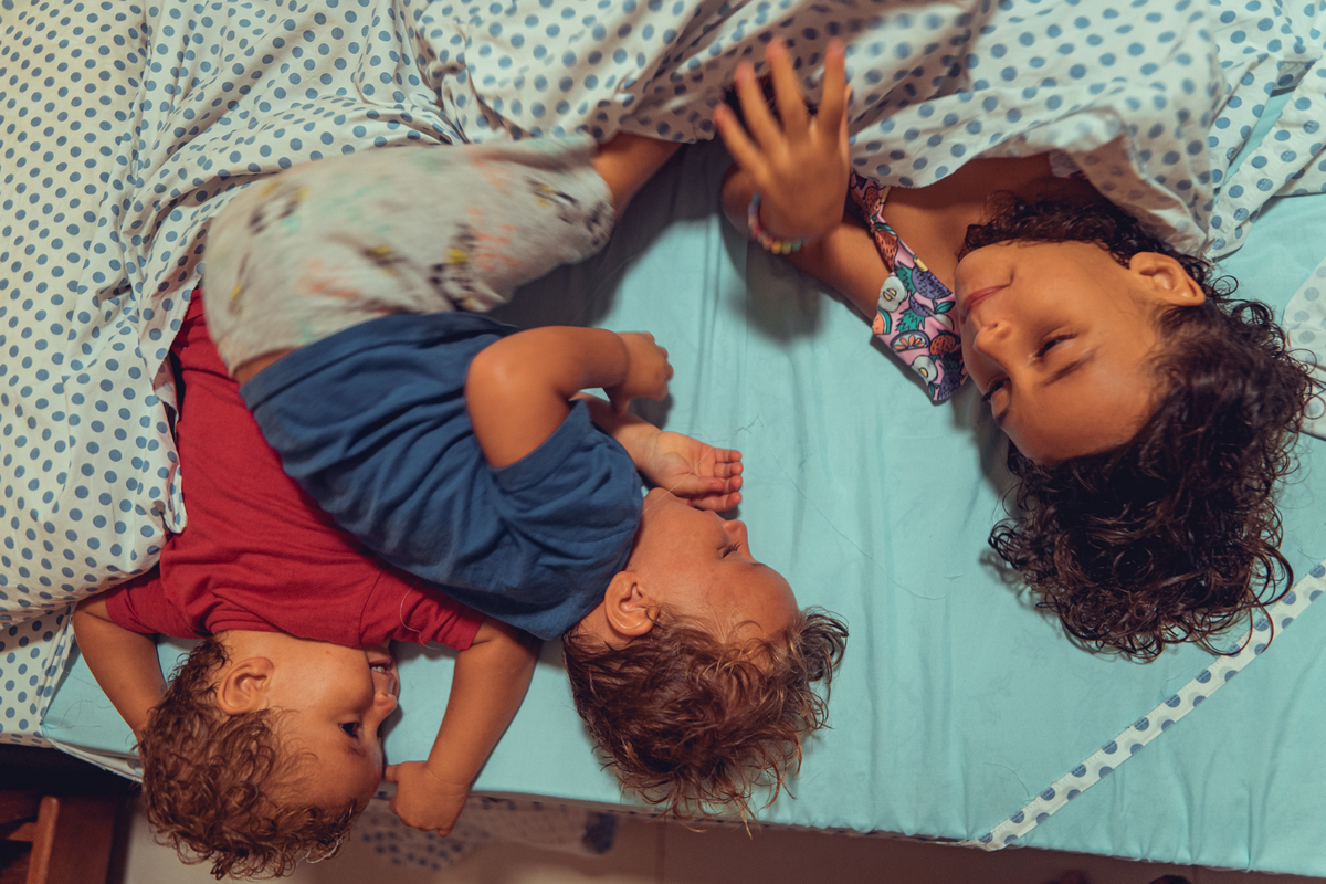 senhoritas fotografia salvador bahia ensaio documental família fotografia foto fotógrafa fotógrafas criança mãe pai filhos pequenos bebê bebês crianças casa residência quintal lazer brincadeira rotina lauro de freitas 