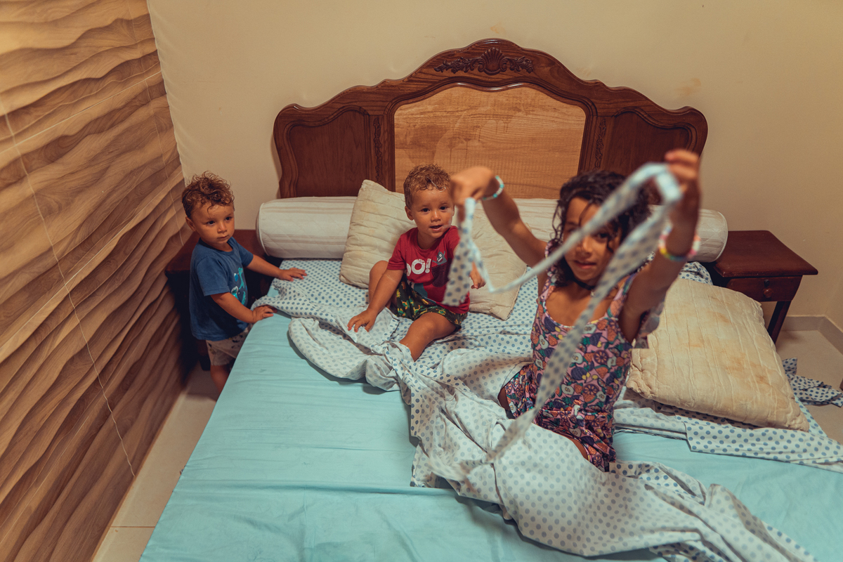 senhoritas fotografia salvador bahia ensaio documental família fotografia foto fotógrafa fotógrafas criança mãe pai filhos pequenos bebê bebês crianças casa residência quintal lazer brincadeira rotina lauro de freitas 