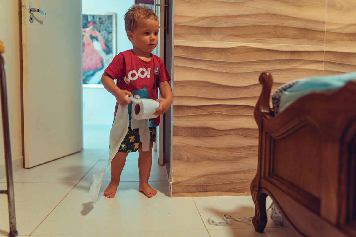 senhoritas fotografia salvador bahia ensaio documental família fotografia foto fotógrafa fotógrafas criança mãe pai filhos pequenos bebê bebês crianças casa residência quintal lazer brincadeira rotina lauro de freitas 