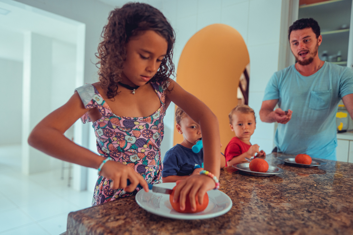 senhoritas fotografia salvador bahia ensaio documental família fotografia foto fotógrafa fotógrafas criança mãe pai filhos pequenos bebê bebês crianças casa residência quintal lazer brincadeira rotina lauro de freitas 