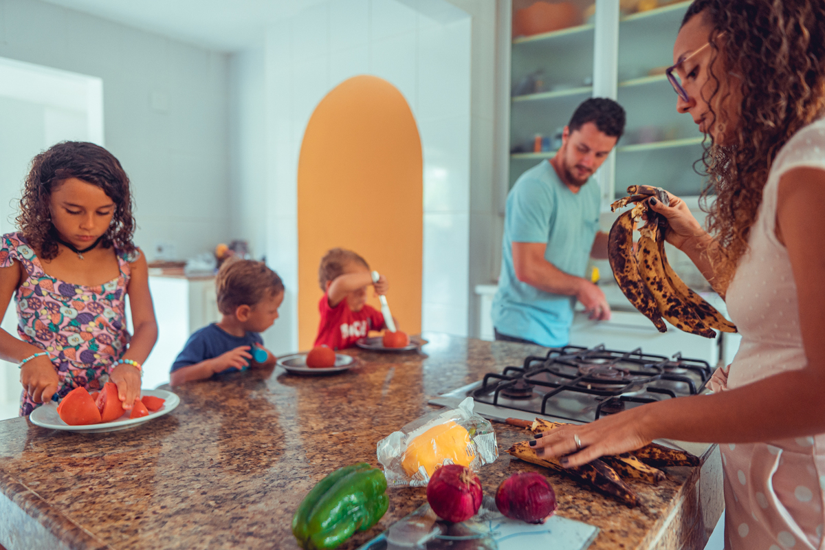 senhoritas fotografia salvador bahia ensaio documental família fotografia foto fotógrafa fotógrafas criança mãe pai filhos pequenos bebê bebês crianças casa residência quintal lazer brincadeira rotina lauro de freitas 