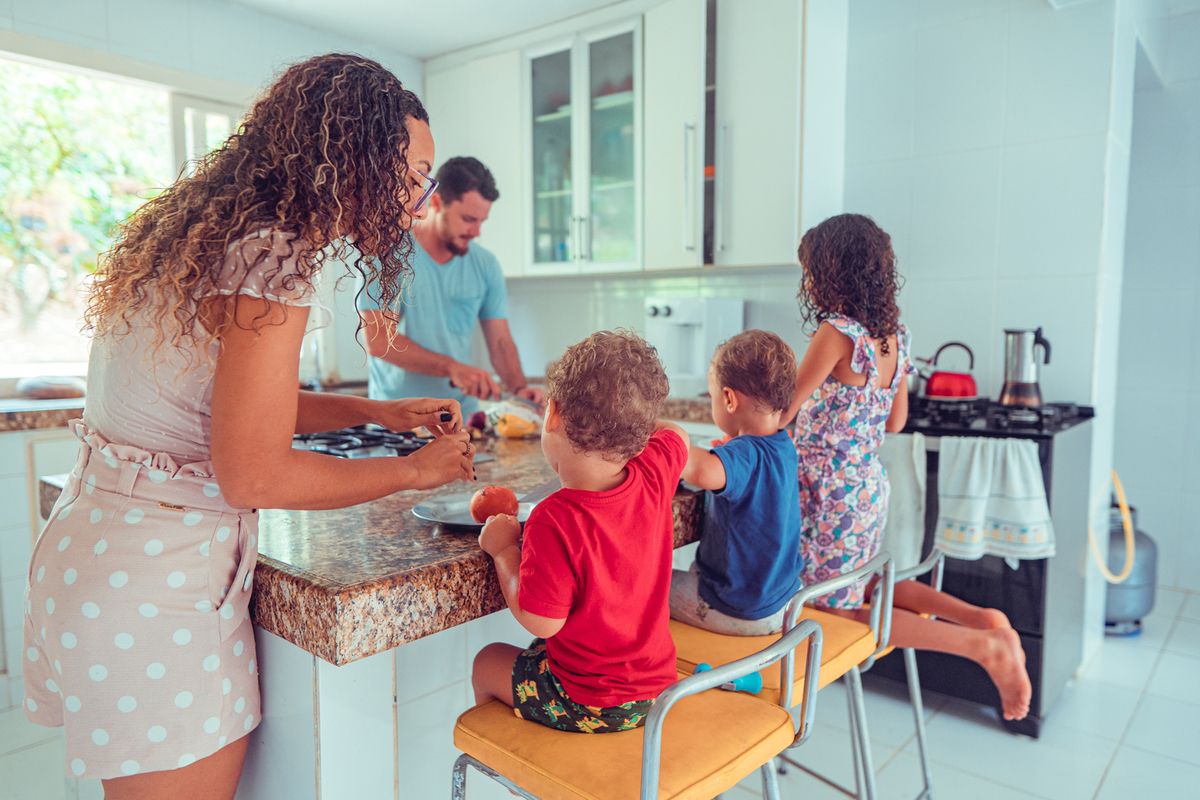 senhoritas fotografia salvador bahia ensaio documental família fotografia foto fotógrafa fotógrafas criança mãe pai filhos pequenos bebê bebês crianças casa residência quintal lazer brincadeira rotina lauro de freitas 