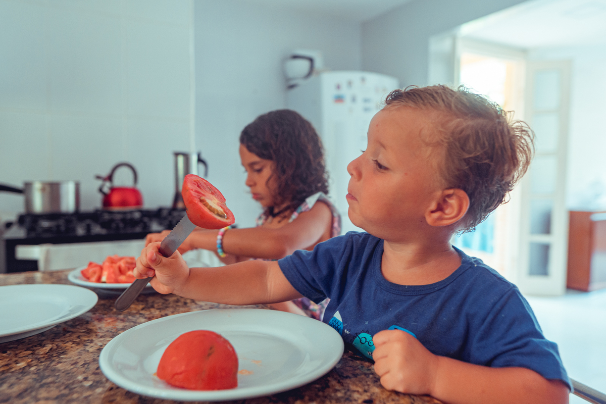 senhoritas fotografia salvador bahia ensaio documental família fotografia foto fotógrafa fotógrafas criança mãe pai filhos pequenos bebê bebês crianças casa residência quintal lazer brincadeira rotina lauro de freitas 