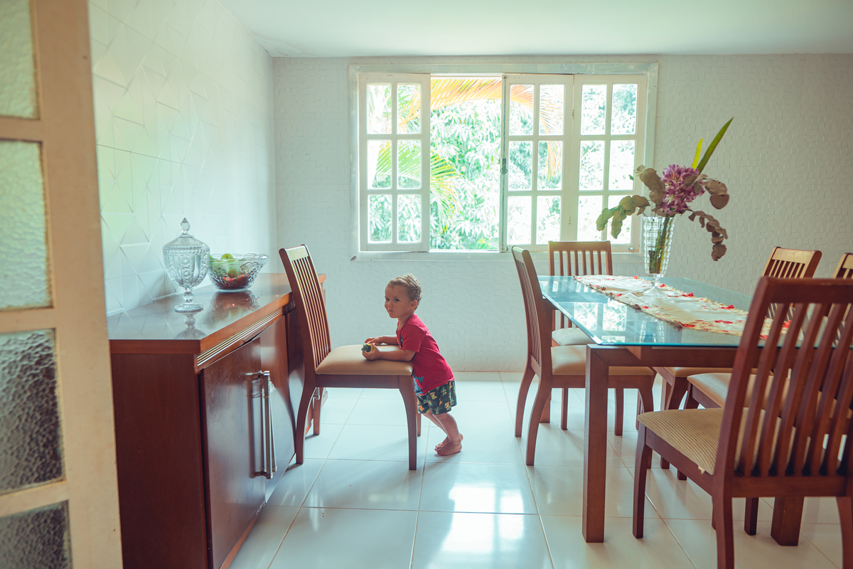 senhoritas fotografia salvador bahia ensaio documental família fotografia foto fotógrafa fotógrafas criança mãe pai filhos pequenos bebê bebês crianças casa residência quintal lazer brincadeira rotina lauro de freitas 