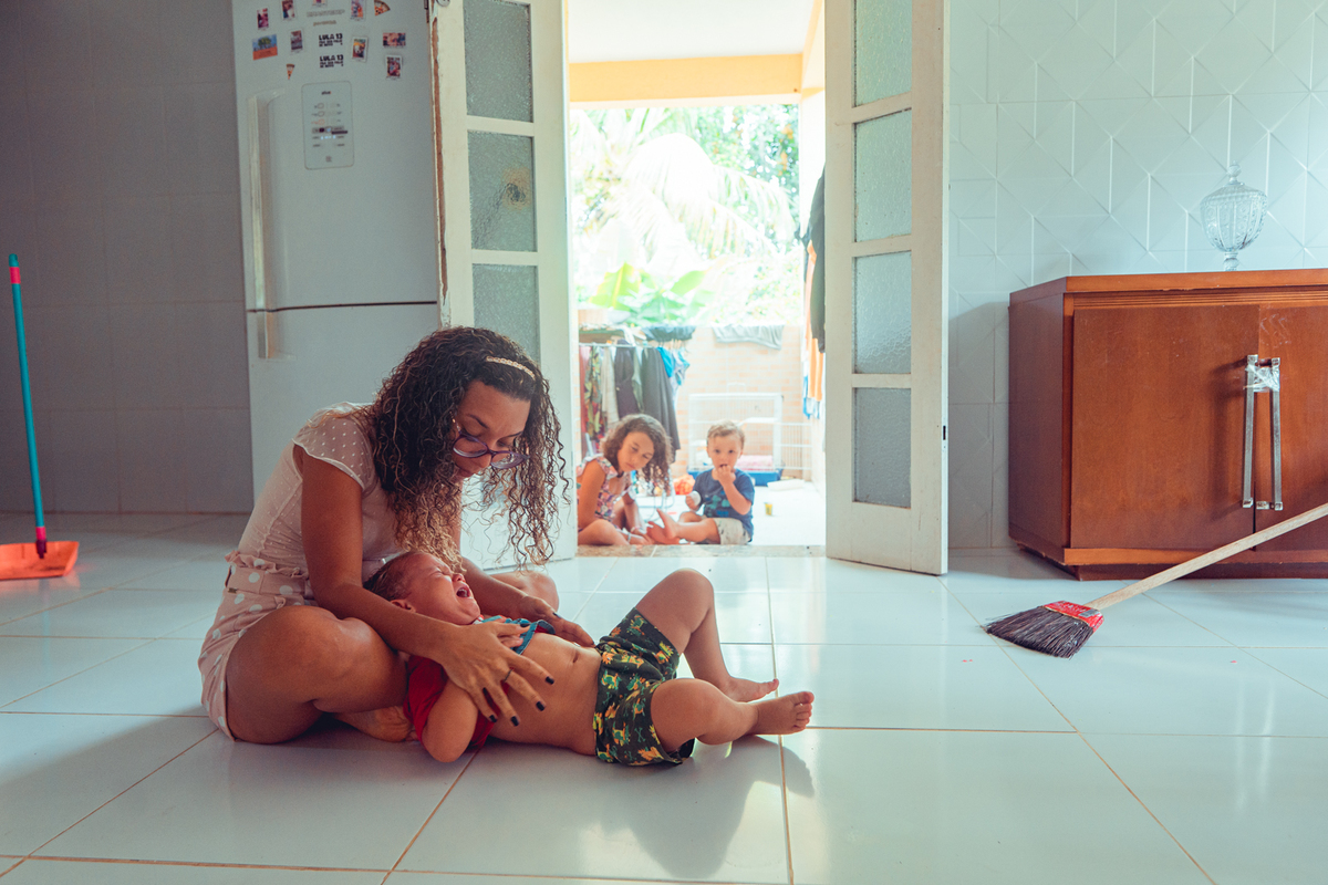 senhoritas fotografia salvador bahia ensaio documental família fotografia foto fotógrafa fotógrafas criança mãe pai filhos pequenos bebê bebês crianças casa residência quintal lazer brincadeira rotina lauro de freitas 