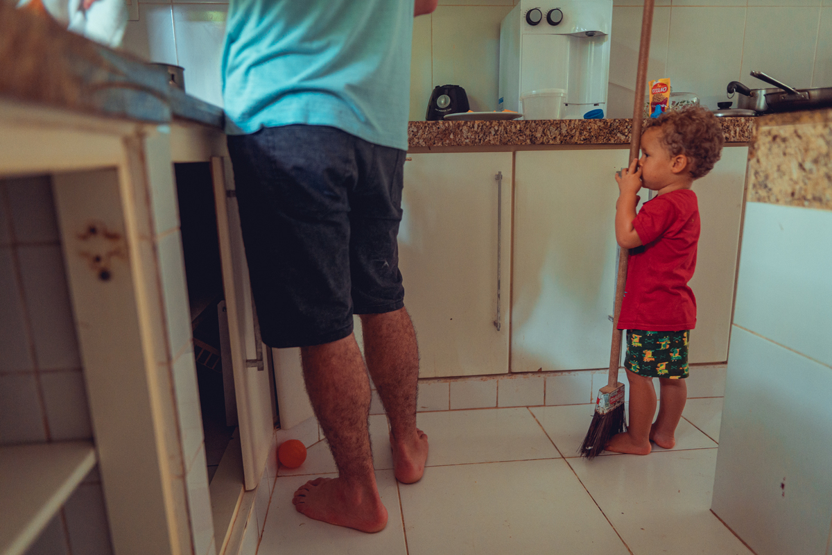 senhoritas fotografia salvador bahia ensaio documental família fotografia foto fotógrafa fotógrafas criança mãe pai filhos pequenos bebê bebês crianças casa residência quintal lazer brincadeira rotina lauro de freitas 