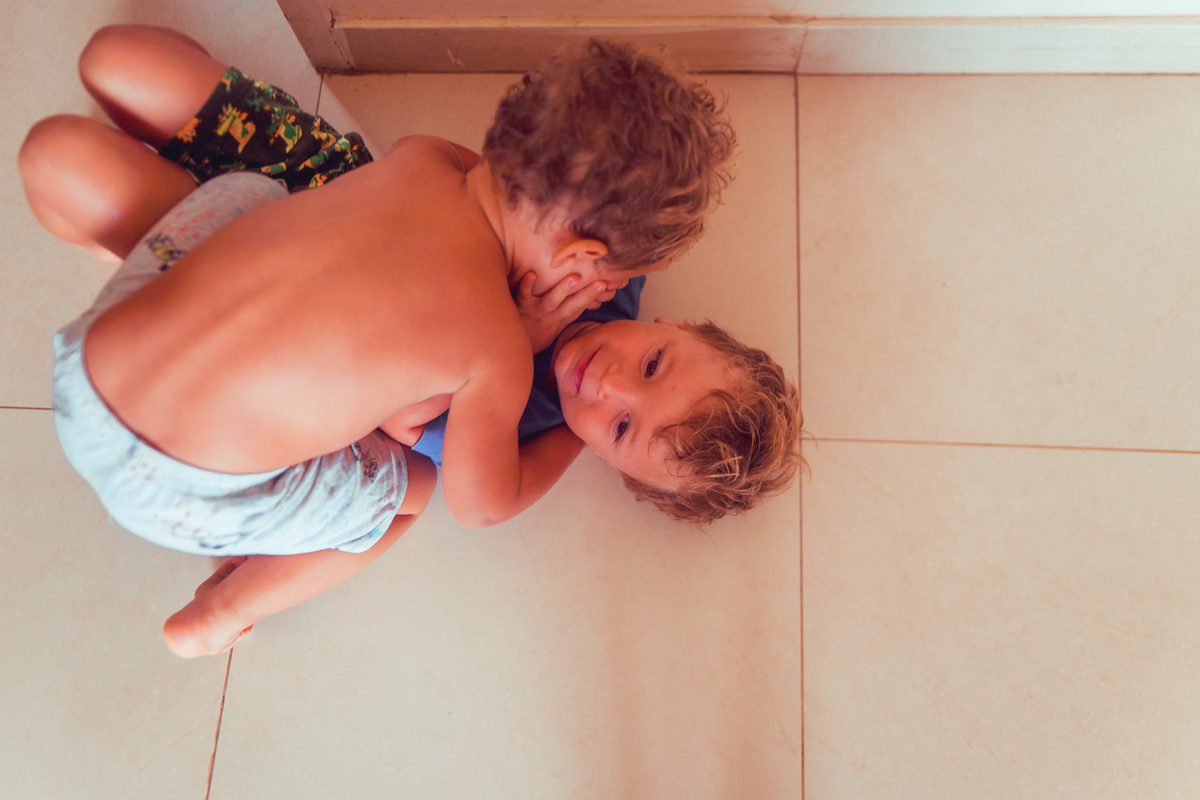 senhoritas fotografia salvador bahia ensaio documental família fotografia foto fotógrafa fotógrafas criança mãe pai filhos pequenos bebê bebês crianças casa residência quintal lazer brincadeira rotina lauro de freitas 