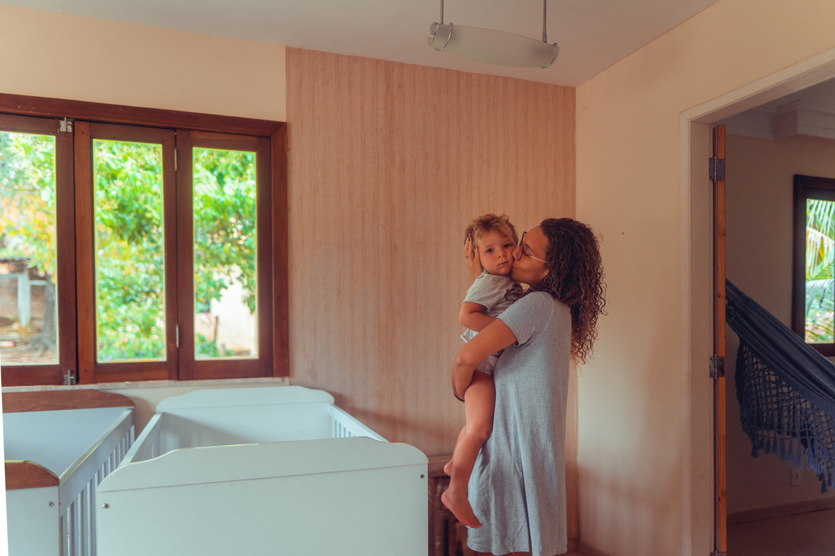 senhoritas fotografia salvador bahia ensaio documental família fotografia foto fotógrafa fotógrafas criança mãe pai filhos pequenos bebê bebês crianças casa residência quintal lazer brincadeira rotina lauro de freitas 