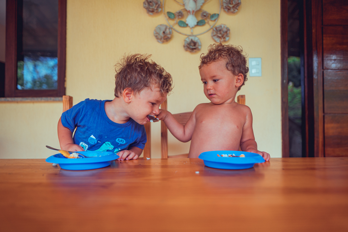 senhoritas fotografia salvador bahia ensaio documental família fotografia foto fotógrafa fotógrafas criança mãe pai filhos pequenos bebê bebês crianças casa residência quintal lazer brincadeira rotina lauro de freitas 