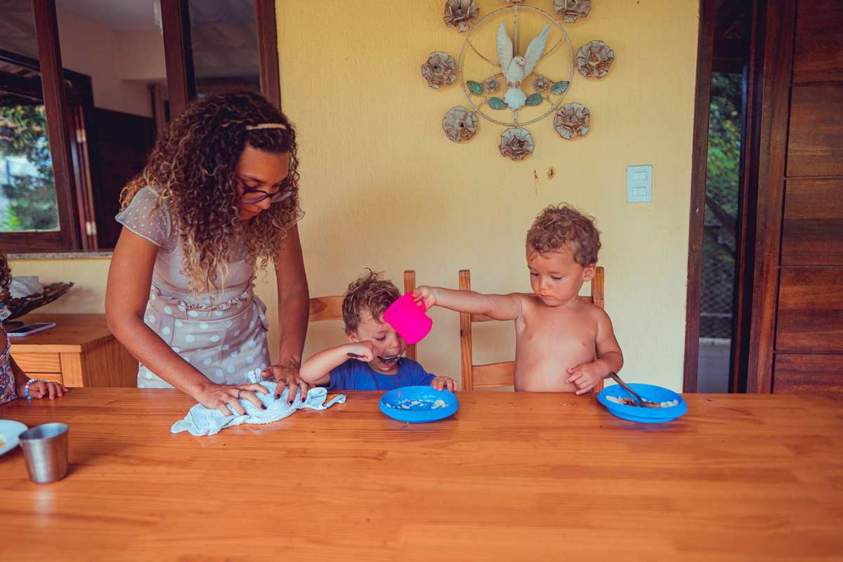 senhoritas fotografia salvador bahia ensaio documental família fotografia foto fotógrafa fotógrafas criança mãe pai filhos pequenos bebê bebês crianças casa residência quintal lazer brincadeira rotina lauro de freitas 