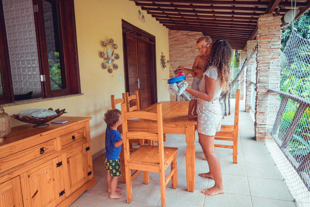senhoritas fotografia salvador bahia ensaio documental família fotografia foto fotógrafa fotógrafas criança mãe pai filhos pequenos bebê bebês crianças casa residência quintal lazer brincadeira rotina lauro de freitas 