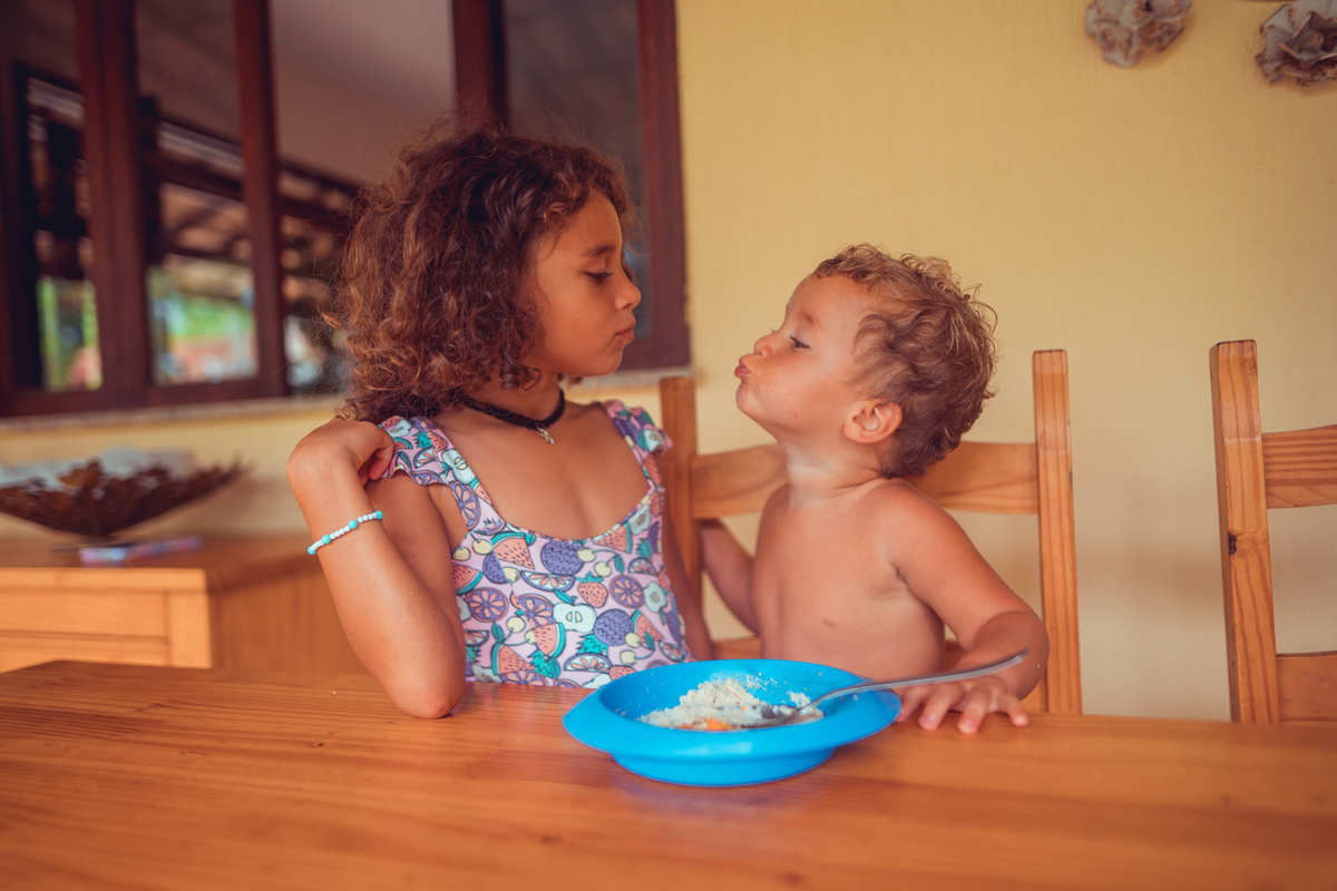 senhoritas fotografia salvador bahia ensaio documental família fotografia foto fotógrafa fotógrafas criança mãe pai filhos pequenos bebê bebês crianças casa residência quintal lazer brincadeira rotina lauro de freitas 