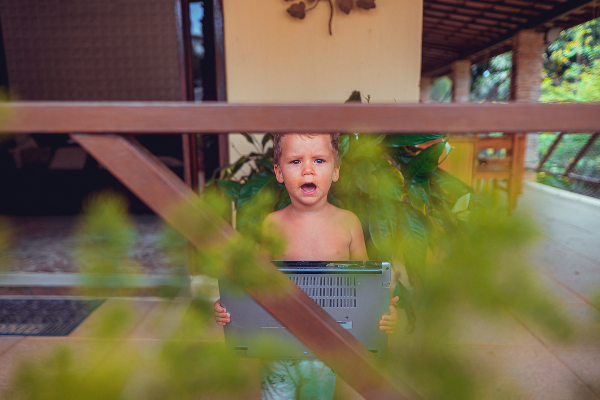 senhoritas fotografia salvador bahia ensaio documental família fotografia foto fotógrafa fotógrafas criança mãe pai filhos pequenos bebê bebês crianças casa residência quintal lazer brincadeira rotina lauro de freitas 