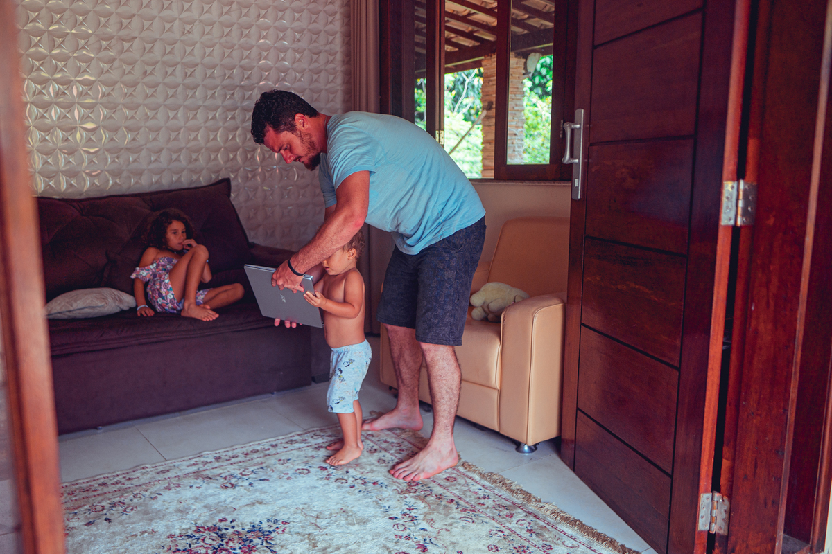 senhoritas fotografia salvador bahia ensaio documental família fotografia foto fotógrafa fotógrafas criança mãe pai filhos pequenos bebê bebês crianças casa residência quintal lazer brincadeira rotina lauro de freitas 